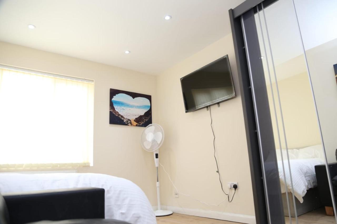 A A Guest Rooms Thamesmead Erith Exterior foto